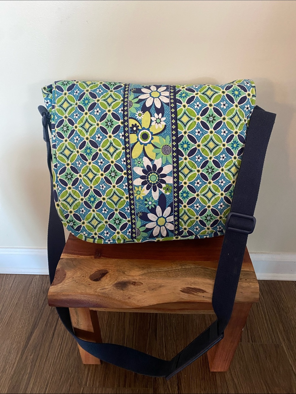 Vera Bradley retired Daisy Daisy Messenger Bag Adjustable Strap Multiple Pockets